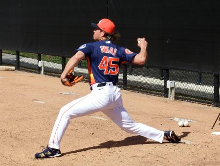 　ブルペンで投球練習するアストロズ・今井＝ウェストパームビーチ（共同）