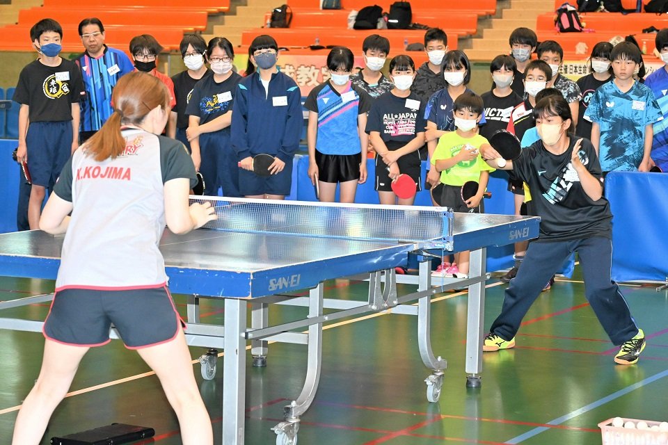 十六フィナンシャルグループの選手と練習する子どもたち＝大垣市郭町、大垣城ホール