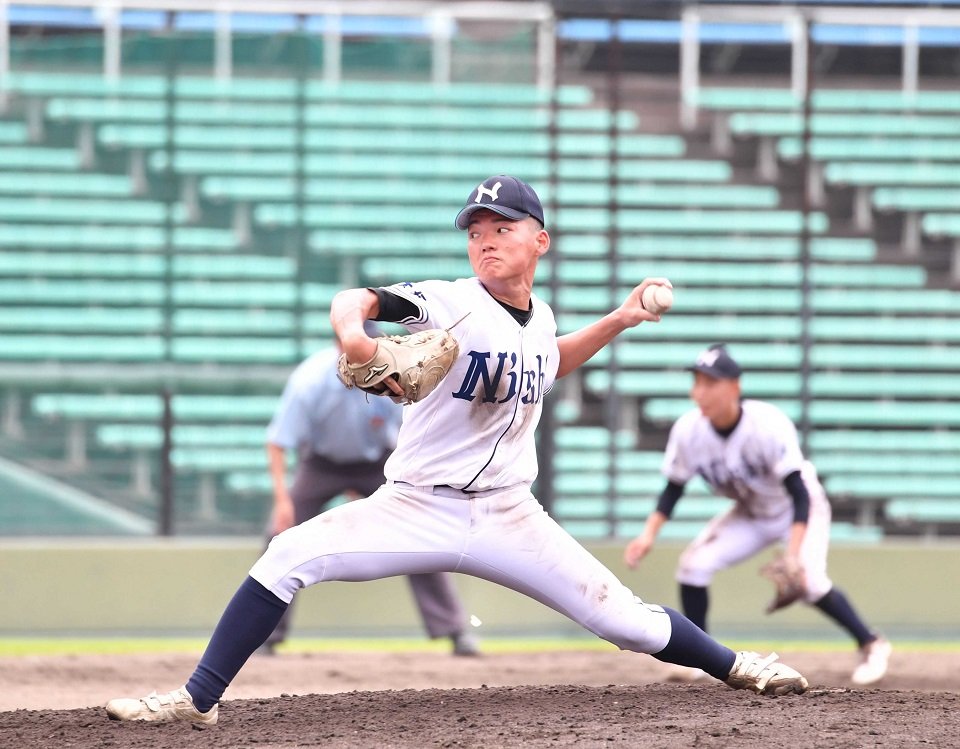 大垣工×大垣西＝緩急を生かした投球がさえた大垣西のエース伊藤駿＝長良川球場