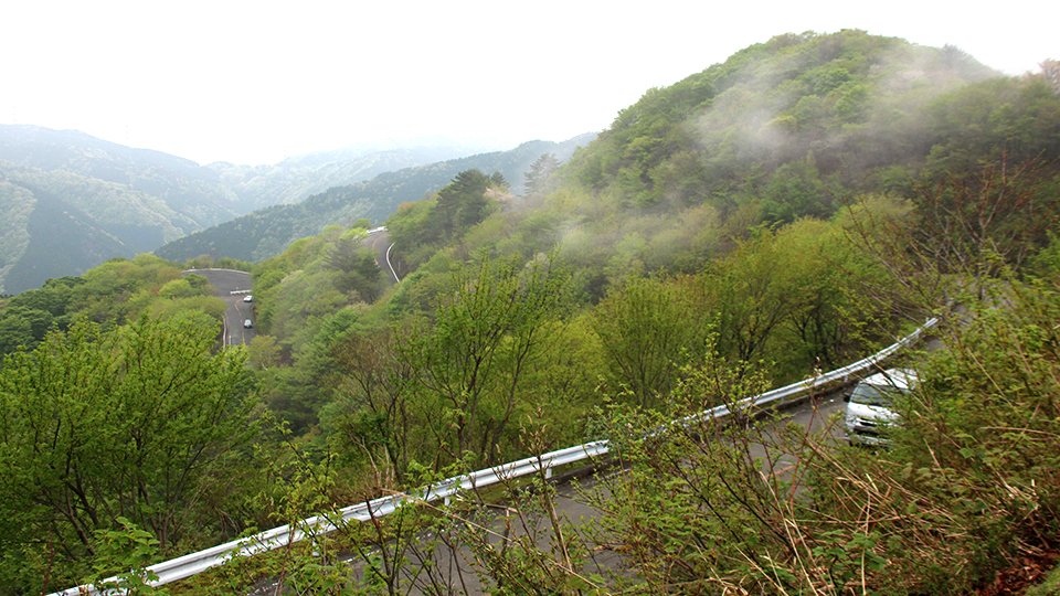 今季の全線営業が始まり、山頂駐車場を目指して走る車両＝岐阜・滋賀県境、伊吹山ドライブウェイ