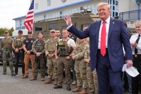　２１日、米ワシントンで州兵と話すトランプ大統領（ＡＰ＝共同）