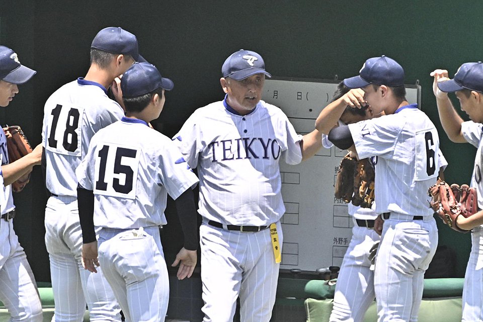 監督を囲む帝京大可児ナイン