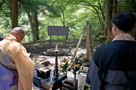　栃木県日光市の足尾銅山跡近くで営まれた朝鮮人７３人の追悼式＝２７日午前