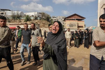 　イスラエル軍の攻撃による犠牲者の死を悼む親族ら＝１４日、ガザ北部ジャバリヤ（ゲッティ＝共同）