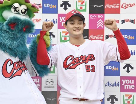 　７回２失点で４勝目を挙げ、ポーズをとる広島・岡本＝マツダ