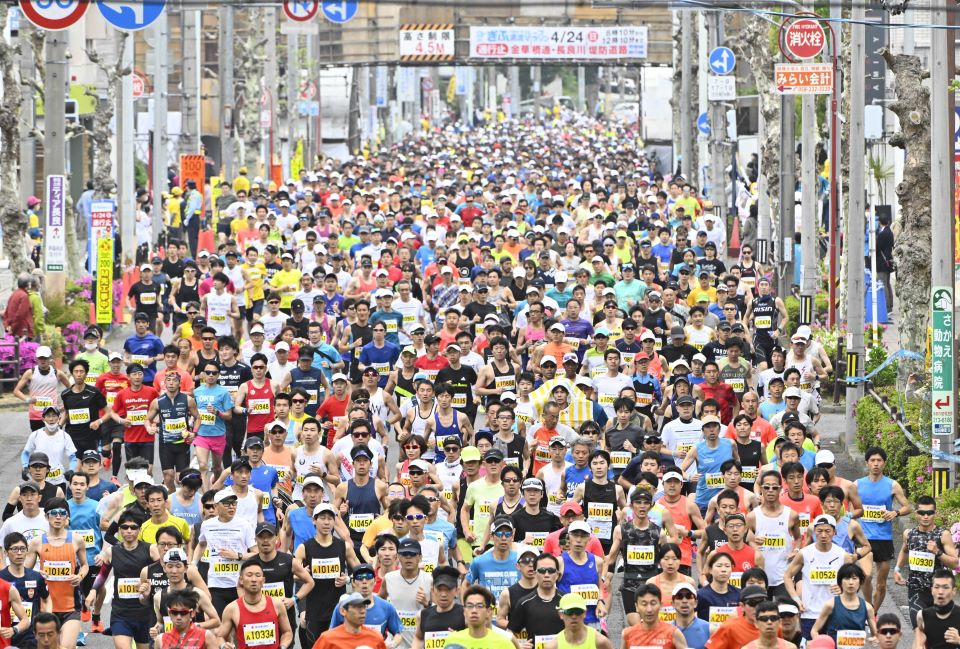 ３年ぶりの通常開催になった高橋尚子杯ぎふ清流ハーフマラソン＝２４日午前８時４３分、岐阜市内