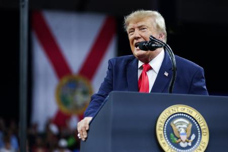 　米フロリダ州で開いた集会で演説するトランプ大統領＝２３日（ゲッティ＝共同）
