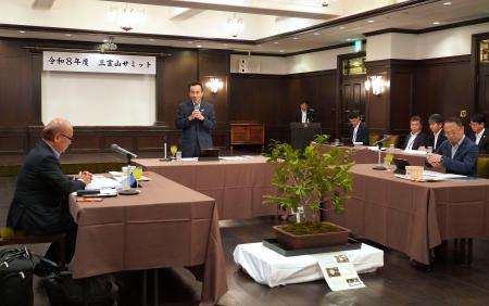 　静岡市で開催された「三霊山サミット」。左から新田八朗富山県知事、鈴木康友静岡県知事、山野之義石川県知事＝２６日午後