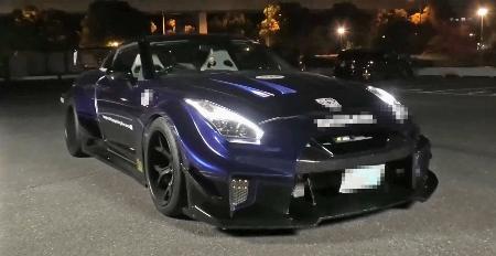 　改造された違法な整備不良の疑いがある国産スポーツカー（警視庁提供）