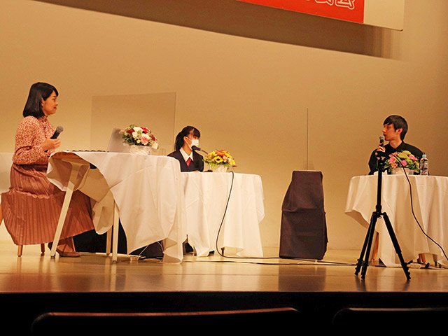 朝井リョウさん（右）から作品の講評を受ける女子生徒（中央）＝岐阜市司町、みんなの森ぎふメディアコスモス
