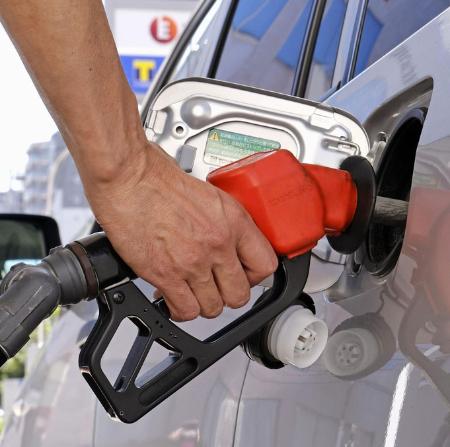 　ガソリンスタンドで給油＝東京都内