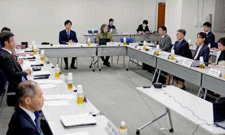 　「外国人との秩序ある共生社会の実現のための有識者会議」の初会合＝２７日午後、東京都千代田区