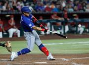 　ダイヤモンドバックス戦の３回、３号ソロを放つブルージェイズ・岡本＝フェニックス（共同）