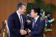 　共同記者会見を終え、握手する小泉防衛相（右）とヘグセス米国防長官＝２９日午後、防衛省（代表撮影）