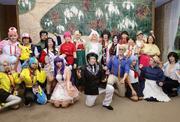　世界コスプレサミットの参加者と、「鬼滅の刃」のキャラクター姿で写真に納まる愛知県の大村秀章知事（手前中央）＝２９日午後、愛知県公館