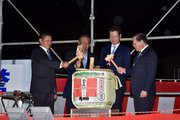 支持者らと鏡開きをする竹中誉氏（右から２人目）＝９日午後、岐阜県池田町