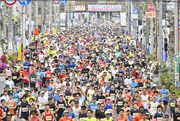 ３年ぶりの通常開催になった高橋尚子杯ぎふ清流ハーフマラソン＝２４日午前８時４３分、岐阜市内