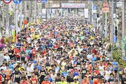 ３年ぶりの通常開催になった高橋尚子杯ぎふ清流ハーフマラソン＝２４日午前８時４３分、岐阜市内