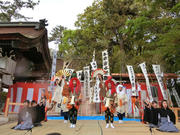 今年の春季例大祭で創作狂言「失せうろこ」を上演する児童＝海津市海津町油島、治水神社