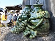 石碑の前で仲むつまじい様子を見せるとっくりとっくん。織部カラーの深い緑色がつややかだ＝土岐市下石町、陶祖公園