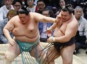 　霧島（右）が押し出しで琴桜に敗れる＝エディオンアリーナ大阪