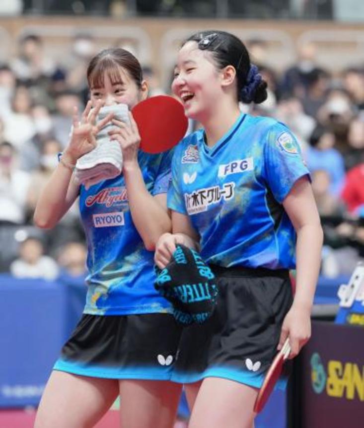 　卓球の全日本選手権女子ダブルスで長崎美柚（左）とのペアで優勝し、喜ぶ張本美和。史上初の４冠を達成＝１日、豊田市総合体育館