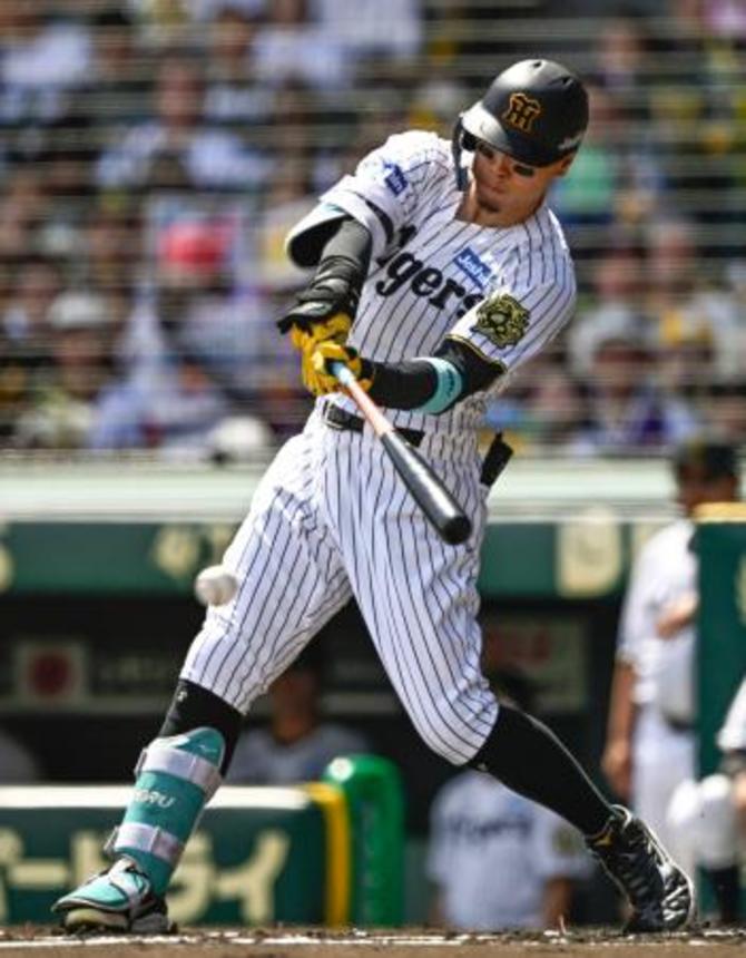 　１回阪神１死一、二塁、佐藤輝が中前に先制打を放つ＝甲子園