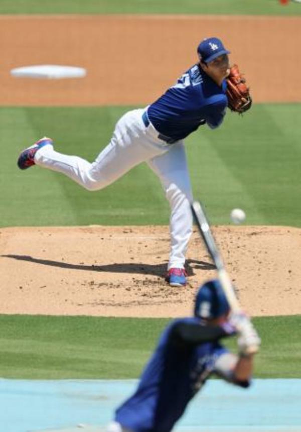 　パイレーツ戦前に実戦形式で投球するドジャース・大谷。打者スミス＝ロサンゼルス（共同）