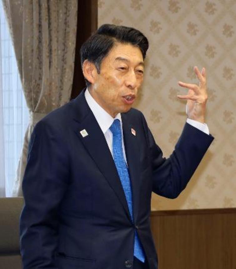 　「副首都」指定を目指す連絡会議の初会合であいさつする福岡県の服部誠太郎知事＝７日午後、福岡県庁