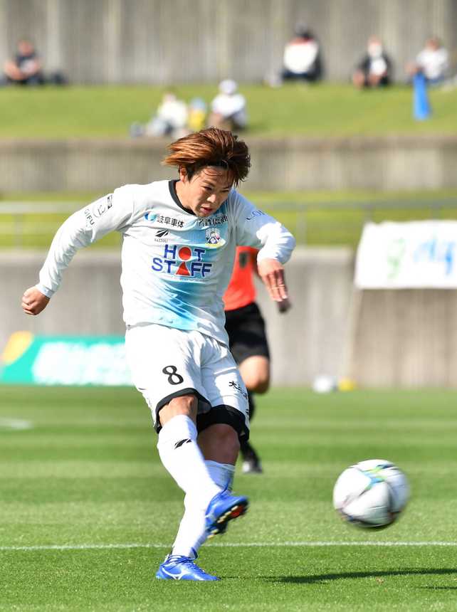 藤枝×ＦＣ岐阜＝後半、シュートを放つＦＣ岐阜のＭＦ窪田＝藤枝総合運動公園サッカー場
