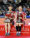 　昨年１２月、全日本バドミントン女子ダブルスで優勝し、写真に納まる志田千陽（右）、松山奈未組＝武蔵野の森総合スポーツプラザ