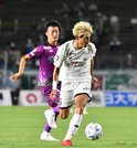 ＦＣ岐阜×藤枝＝前半、バイタルエリアへボールを運ぶＦＣ岐阜のＦＷ田中＝長良川競技場