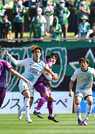 藤枝×ＦＣ岐阜＝後半、ハイボールを競り合うＦＣ岐阜のＤＦ藤谷（１７）＝藤枝総合運動公園サッカー場