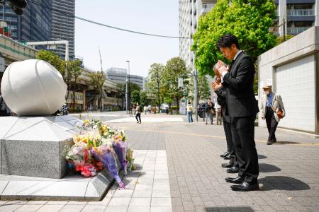 　東京・池袋の乗用車暴走事故から６年となり、慰霊碑に向かい手を合わせる松永拓也さん＝１９日午後