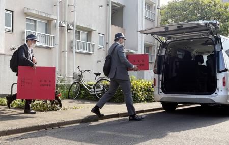 　矢沢勇希容疑者の自宅から段ボール箱を運び出す大阪府警の捜査員＝８日午後、東京都東村山市