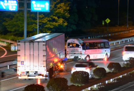 　長崎自動車道で発生したマイクロバスなど複数台が絡む玉突き事故の現場＝２１日午後８時３１分、佐賀県鳥栖市