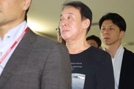 　フィリピンから移送された相原久仁雄容疑者（中央）＝１６日午後、成田空港