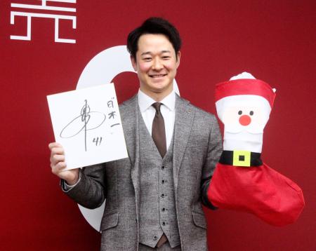 　契約交渉を終え、笑顔で写真撮影に応じる巨人の中川＝１５日、東京都内の球団事務所