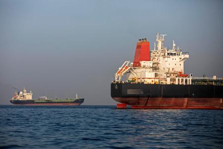 　イラン・ララク島近くのホルムズ海峡に停泊する船舶＝１６日（ゲッティ＝共同）