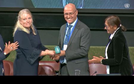 　新議長に選出されたフリオ・コルダーノ氏（中央）＝７日、ジュネーブ（国連の中継から）