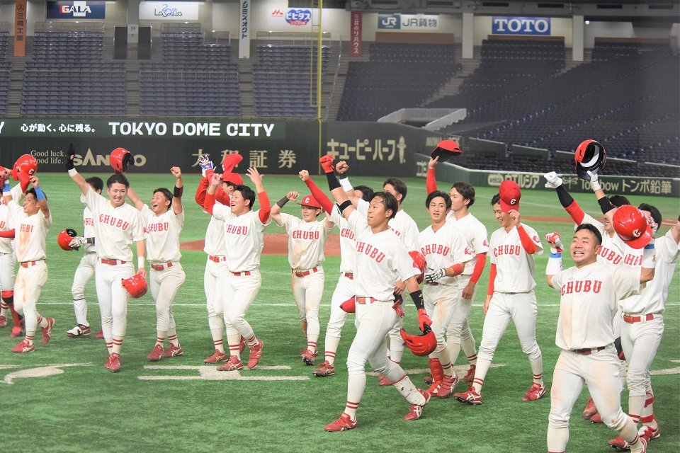 天理大×中部学院大＝接戦を制し喜ぶ中部学院大の選手たち＝東京ドーム