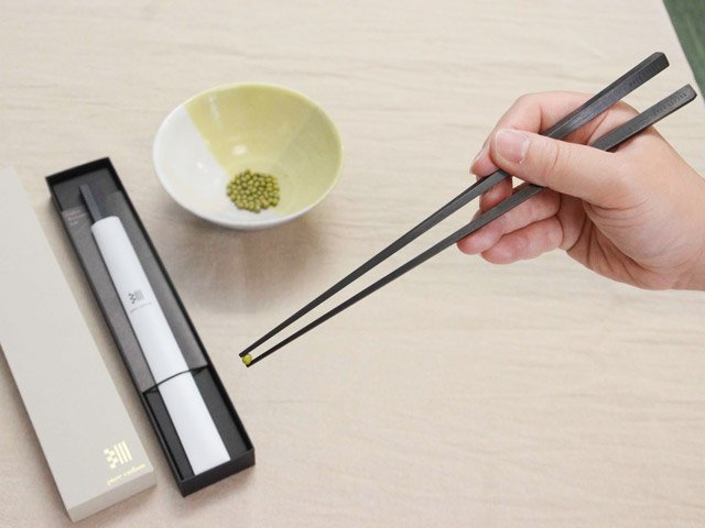 カーボン製品の魅力をＰＲする新商品「一粒ＨＡＳＨＩ」