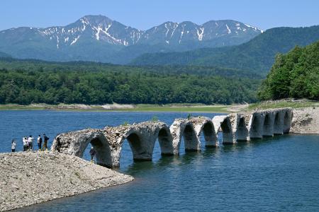 　糠平湖に沈み始めた旧国鉄士幌線のアーチ橋「タウシュベツ川橋梁」＝１９日午前、北海道上士幌町