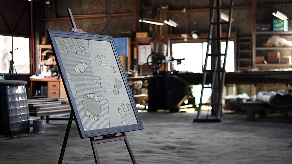 わらの倉庫に飾られた壁掛け型の作品。薄い畳を使用している