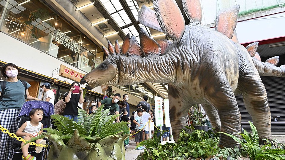 草をはむステゴサウルス＝２４日午後３時２分、岐阜市日ノ出町