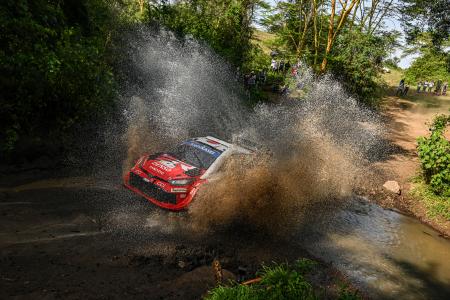 　世界ラリー選手権（ＷＲＣ）第３戦、サファリ・ラリー・ケニア第３日で疾走するトヨタの勝田貴元＝１４日（ゲッティ＝共同）