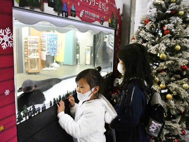 デンキウナギの入った水槽をのぞき込む子ども＝各務原市川島笠田町、世界淡水魚園水族館アクア・トトぎふ