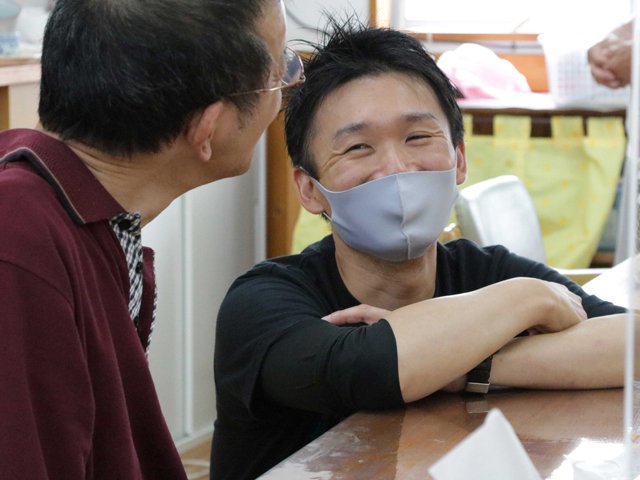 デイサービスの利用者と談笑する茅野正好さん＝多治見市金岡町、みんなの手