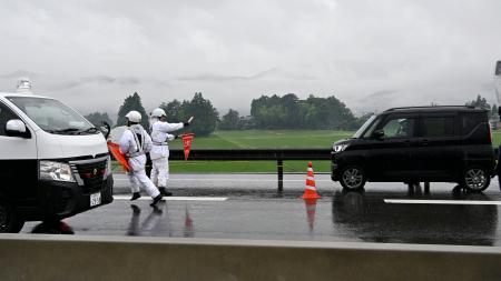 　逆走車の停止手順を確認する警察官＝２３日午前、福井県大野市