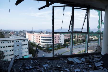 　ドローン攻撃を受けて割れたテレビ局の窓＝９月２７日、エチオピア北部ティグレ州の州都メケレ（ロイター＝共同）